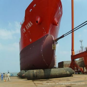 Schwimmender und feilender Schiffs-Airbag benutzt für Schiff nah an Dock